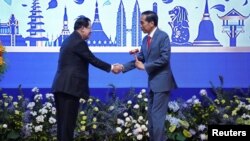 Cambodia's Prime Minister Hun Sen and Indonesian President Joko Widodo take part during the ASEAN summit closing ceremony in Phnom Penh, Cambodia November 13, 2022.