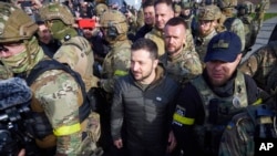 ရုရှားလက်ထဲက ပြန်လွတ်မြောက်လာတဲ့ ယူကရိန်းတောင်ပိုင်း Kherson မြို့မှာ ယူကရိန်းတပ်တွေကို သမ္မတ Volodymyr Zelenskyy က တွေ့ဆုံစဉ်။ (နိုဝင်ဘာ ၁၄၊ ၂၀၂၂)