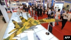 资料照：俄罗斯空军SU-35战机模型在中国珠海航空展期间展出。（2008年11月4日）