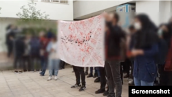 پلاکارد اعتراضی دانشجویان دانشگاه علامه با شعار «قسم به خون یاران، ایستاده‌ایم تا پایان». آرشیو