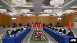 Presiden AS Joe Biden (kiri) dan Presiden China Xi Jinping (kanan) bertemu di sela-sela KTT G20 di Nusa Dua di pulau wisata Bali, 14 November 2022. (Foto: SAUL LOEB/AFP)