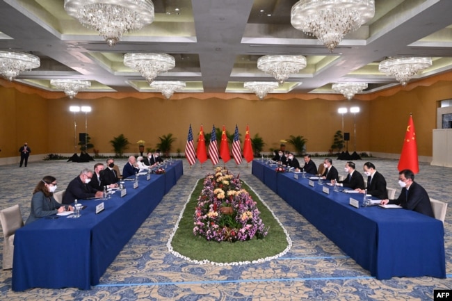 US President Joe Biden (L) and China's President Xi Jinping (R) meet on the sidelines of the G20 Summit in Nusa Dua on the Indonesian resort island of Bali, Nov. 14, 2022. (Photo by SAUL LOEB / AFP)