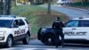 Polisi mengamankan lokasi terjadinya penembakan di Universitas Virginia hari Minggu yang menewaskan tiga mahasiswa, Senin (14/11). 