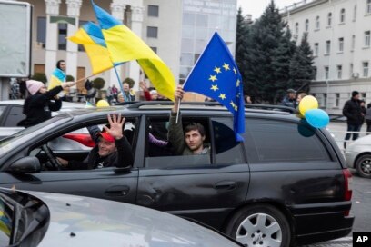 Russian flag comes down in Kherson, but Ukraine sees a trap