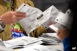 Izborni radnici obrađuju glasačke listiće u izbornom odjelu okruga Clark u Las Vegasu.