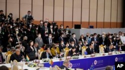 Middle part, from left, New Zealand's Prime Minister Jacinda Ardern at the ASEAN - East Asia Summit in Phnom Penh, Cambodia, Sunday, Nov. 13, 2022. (AP Photo/Vincent Thian)