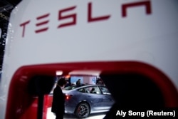 Sebuah kendaraan listrik Tesla di pameran Auto Shanghai di Shanghai, China, 20 April 2021. (Foto: REUTERS/Aly Song)