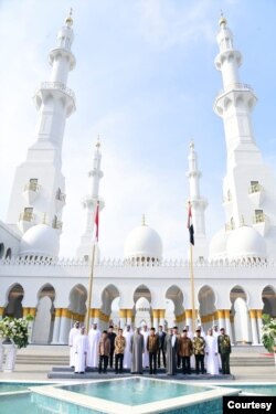 Presiden Joko Widodo dan Presiden Uni Emirat Arab UEA Mohammed Bin Zayed Al Nahyan MBZ bersama para pengurus masjid berfoto bersama di Masjid Sheikh Zayed, di Solo, Minggu, 13 November 2022. (Courtesy: Setpres RI)