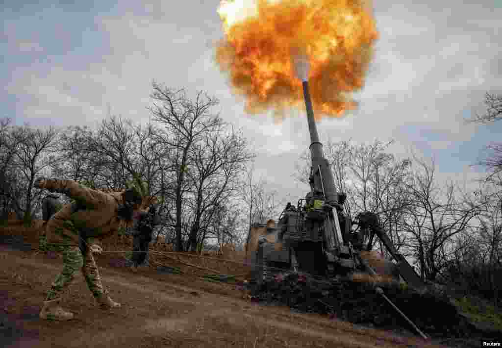 A Ukrainian servicewoman fires a 2S7 Pion self-propelled gun at a position, as Russia&#39;s attack on Ukraine continues, on a frontline in Kherson region, Ukraine November 9, 2022.&nbsp;