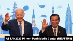 ប្រធានាធិបតីសហរដ្ឋអាមេរិកលោក Joe Biden និងនាយករដ្ឋមន្ត្រីកម្ពុជាលោក ហ៊ុន សែន ចូលរួមក្នុងកិច្ចប្រជុំកំពូលអាស៊ាន-សហរដ្ឋអាមេរិក នៅក្នុងអំឡុងពេលនៃកិច្ចប្រជុំកំពូលអាស៊ាននៅរាជធានីភ្នំពេញ ថ្ងៃទី ១២ ខែវិច្ឆិកា ឆ្នាំ២០២២។ (ASEAN2022 Phnom Pen