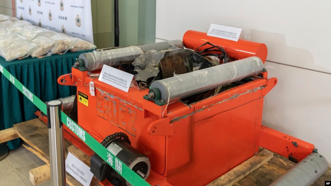 Separator elektromagnetik yang digantung yang diduga merupakan ukuran metamfetamin ditampilkan pada konferensi pers di Hong Kong Senin, 14 November 2022. (Departemen Bea dan Cukai Hong Kong melalui AP)