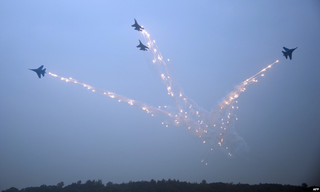 资料照：俄罗斯空军SU-27战机在中国珠海航空展进行试验飞行。（2014年11月10日）(photo:VOA)