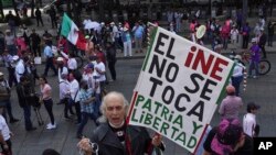 Organizaciones cívicas mexicanas protestan contra la iniciativa de reforma electoral del presidente Andrés Manuel López Obrador en la Ciudad de Méico el 13 de noviembre de 2022.