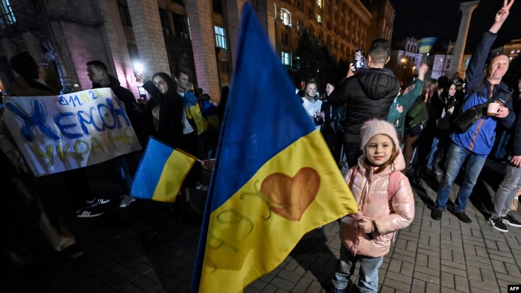民众在基辅独立广场庆祝赫尔松获得解放。(2022年11月11日)(photo:VOA)