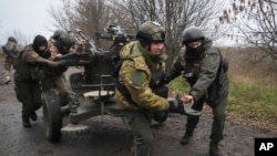 Ukrainian National Guard soldiers move an anti-aircraft gun after firing it at Russian positions in Ukraine's Kharkiv region, Nov. 11, 2022.
