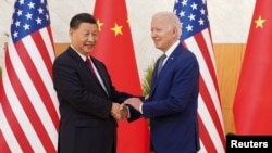 Xi Jinping e Joe Biden apertam as mãos em encontro bilateral em Bali, Indonésia, 14 Novembro 2022