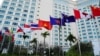 东南亚国家联盟峰会在柬埔寨金边举行，与会各国的旗帜在会场外飘扬（2022年11月10日）。