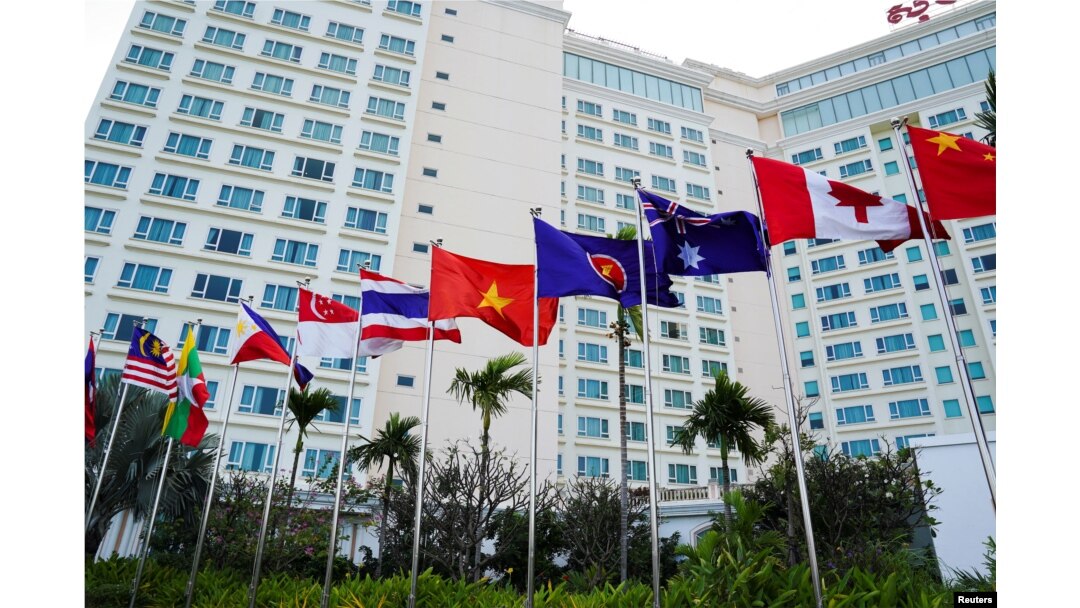 Bendera negara peserta KTT Perhimpunan Bangsa Bangsa Asia Tenggara di Phnom Penh, 10 November 2022. (Foto: Reuters)