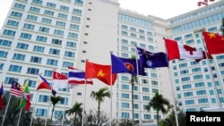 Bendera zinazowakilisha nchi zilizoshiriki mkutano wa ASEAN huko Phnom Penh, Nov. 10, 2022.