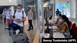 FILE - Ruang kedatangan internasional di Bandara Internasional Ngurah Rai di Tuban, dekat Denpasar, Bali, 16 Februari 2022. (AFP/Sonny Tumbelaka)