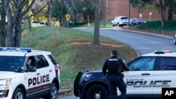 Policija na mestu pucnjave na Univerzitetu Virdžinija.