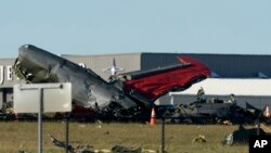 Serpihan dari dua pesawat yang betabrakan dalam ajang Dallas Air Show terlihat berada di area Bandara Eksekutif Dallas, pada 12 November 2022. (Foto: AP/LM Otero)