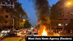 Una motocicleta de la policía se quema durante una protesta por la muerte de Mahsa Amini, una mujer que murió después de ser arrestada por la "policía de la moralidad" de la República Islámica, en Teherán, Irán, el 19 de septiembre de 2022.