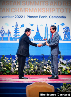 Presiden Jokowi resmi menerima tongkat estafet Keketuan ASEAN dari PM Kamboja Hun Sen sebagai penanda bahwa Indonesia telah menjadi Ketua ASEAN 2023 (Biro Setpres)