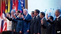 Os principais participantes da cimeira da Associação das Nações do Sudeste Asiático (ASEAN) posam para uma foto de grupo, em Phnom Penh, Camboja, 12 de Novembro de 2022.