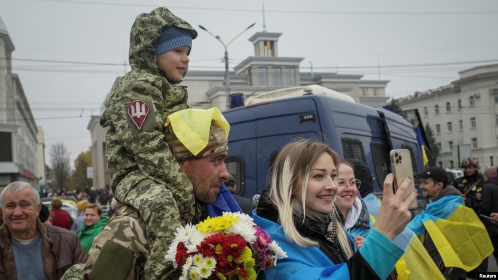乌克兰赫尔松市居民与乌克兰军人们共同庆祝俄罗斯军队撤出赫尔松（2022年11月12日）(photo:VOA)