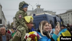 乌克兰赫尔松市居民与乌克兰军人们共同庆祝俄罗斯军队撤出赫尔松（2022年11月12日）