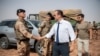 Le ministre des Armées françaises Sébastien Lecornu (CR) accueille des soldats de la force Barkhane à la base militaire