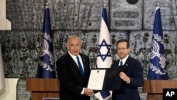 Waziri Mkuu wa Israeli Benjamin Netanyahu, kushoto, na Rais Isaac Herzog baada ya kumpa jukumu Netanyahu la kuunda serikali, huko Jerusalem, Nov. 13, 2022. 