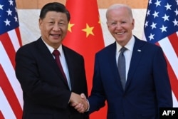 ប្រធានាធិបតី​សហរដ្ឋ​អាមេរិក​លោក Joe Biden (ស្ដាំ) និង​ប្រធានាធិបតី​ចិន​លោក Xi Jinping ចាប់​ដៃ​គ្នា ខណៈ​ដែល​ពួកគេ​ទាំង​ពីរ​នាក់​ជួប​គ្នា​នៅ​ក្នុង​កិច្ចប្រជុំ​បន្ទាប់បន្សំ​ពី​កិច្ចប្រជុំ​កំពូល​ G-20 នៅ​ឯ​រមណីយដ្ឋាន Nusa Dua នៅ​កោះ​បាលី ប្រទេស​ឥណ្ឌូណេស៊ី ថ្ងៃទី ១៤ ខែវិច្ឆិកា ឆ្នាំ២០២២។