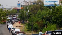 ARCHIVO: Personas con vehículos hacen fila en un intento de repostar en una gasolinera de la petrolera estatal PDVSA en Maracaibo, Venezuela, 17 de mayo de 2019. [Reuters]