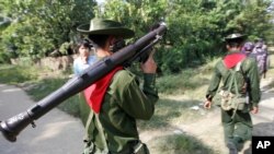 ရခိုင်ပြည်နယ်အတွင်း တာဝန်ထမ်းဆောင်နေသည့် မြန်မာ တပ်မတော်သားအချို့။ (နိုဝင်ဘာ ၁၁၊ ၂၀၁၂)