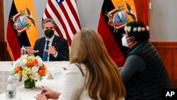 Menteri Luar Negeri AS Antony Blinken berbicara dalam pertemuan dengan kelompok pembela HAM dan masayrakat sipil di Quito, Ecuador, pada 19 Oktober 2021. (Foto: Pool via AP/Santiago Arcos)