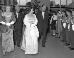 ملکه الیزابت در کنار همسرش شاهزاده فیلیپ- سال ۱۹۶۲