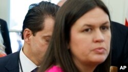 Direktur Komunikasi Gedung Putih Anthony Scaramucci yang baru diberhentikan berjalan di belakang Juru Bicara Gedung Putih Sarah Huckabee Sanders dalam sebuah rapat dengan kepala staf Gedung Putih yang baru John Kelly dan Presiden Donald Trump, Senin (31/7)