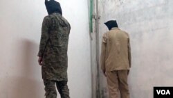 Dua tentara Negara Islam (ISIS) yang ditahan oleh kelompok YPG Kurdi di kota Al-Malikiyah, Suriah (Zana Omer/VOA)