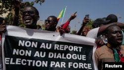 Des manifestants sénégalais de la plateforme de la société civile AAR SUNU Election protestent contre le report de l'élection présidentielle prévue le 25 février à Dakar, Sénégal le 17 février 2024. REUTERS/Zohra Bensemra/file photo