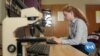 英语视频：来自乌克兰的神童移民创造独特的DNA机器人