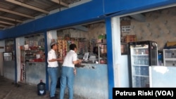 Suasana kantin SMAN 10 Surabaya pasca pelaksanaan program makan bergizi gratis. (Foto: Petrus Riski-VOA)