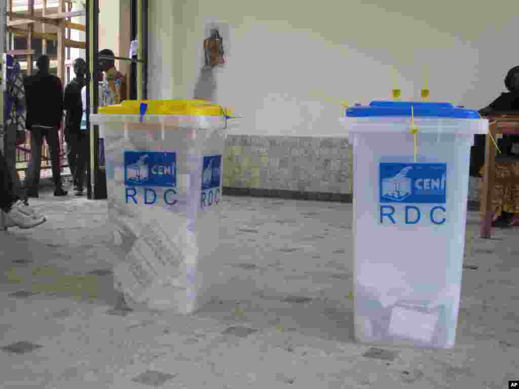 Urnes pour les elections congolaises du 28 Novembre 2011 Kinshasa Nicolas Pinault VOA