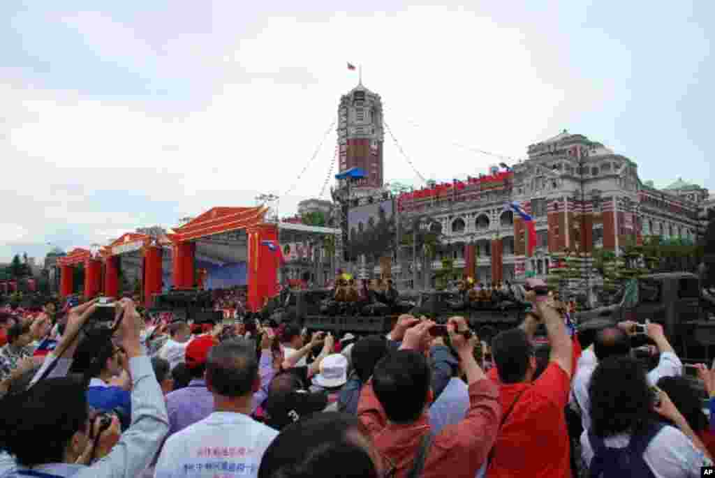 觀眾參觀國防表演時爭相拍照留念