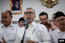 Menteri Koordinator Bidang Pangan Zulkifli Hasan memberikan keterangan pers bersama menteri dan perwakilan lembaga seusai rapat koordinasi pelaksanaan Program Makanan Bergizi Gratis (MBG) di Kementerian Koordinator Bidang Pangan, Jakarta, 3 Maret 2025.(Yasuyoshi CHIBA/AFP)