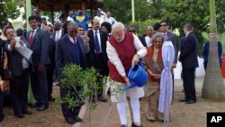 PM India Narendra Modi menanam pohon di pemukiman yang didirikan Mahatma Gandhi di pinggiran Durban, Afrika Selatan, 9 Juli 2016. Modi tengah menjalani kunjungan ke empat negara di Afrika.