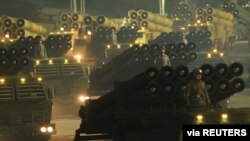 Parte de un equipamiento militar integra el desfile para el Congreso de los Trabajadores en Corea del Norte el 14 de enero de 2021.