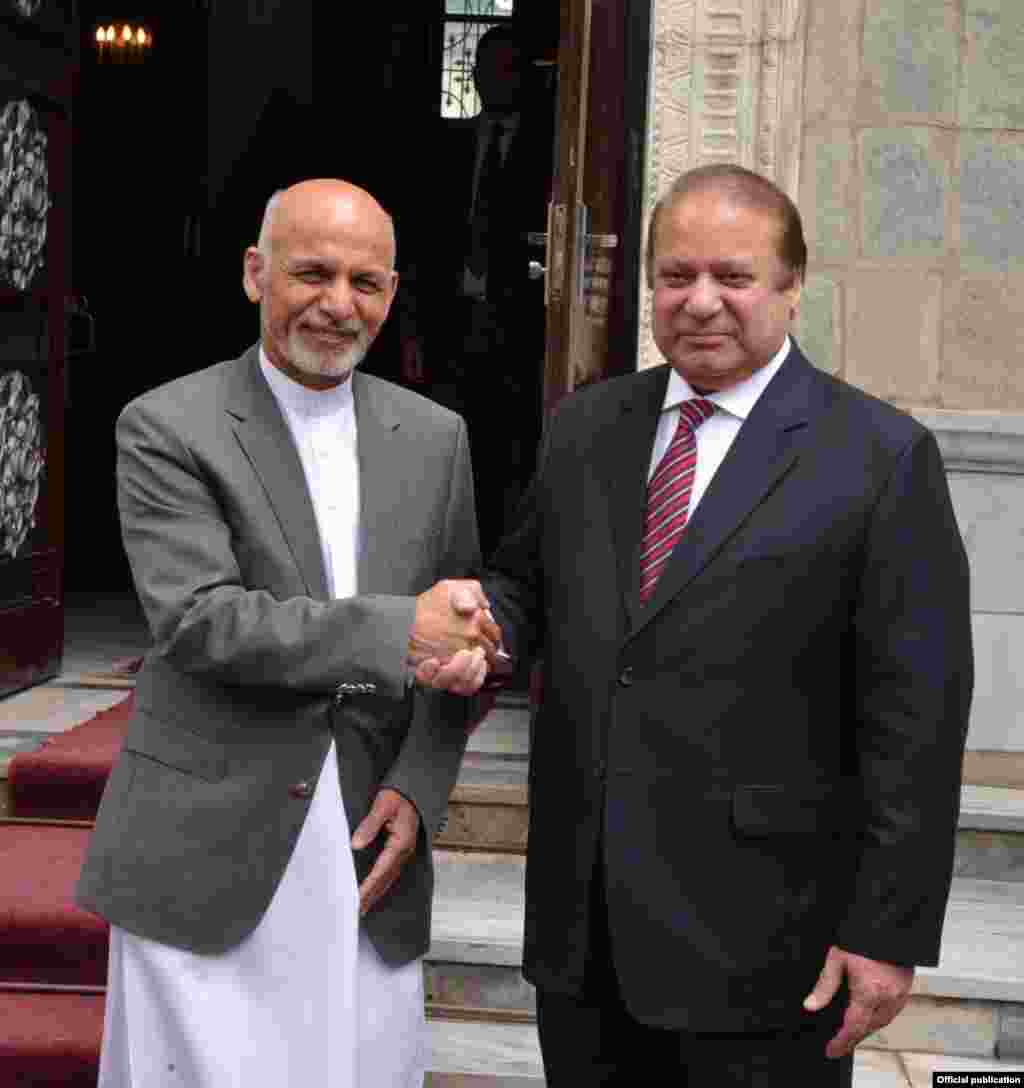 A young boy sits at the feet of his mother at the Women’s March in Washington, D.C., Jan. 21, 2017. (E. Sarai/VOA)