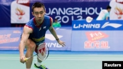 Pebulutangkis Malaysia Lee Chong Wei mengembalikan pukulan pemain Irlandia Scott Evans (tidak terlihat dalam gambar) dalam putaran pertama kejuaraan Bulutangkis Dunia 2013 di Guangzhou, Guangdong (5/8).